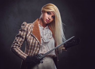 Ortaçağ giysileri erkek kılıç tutan