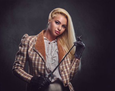 Sarışın kadın Ortaçağ elbiseleri giymiş 