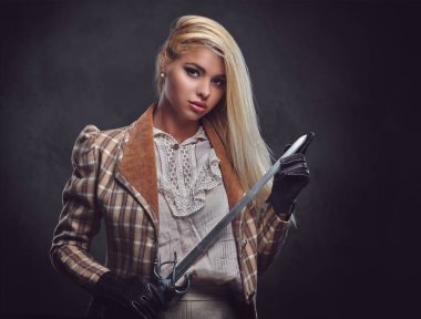 Sarışın kadın Ortaçağ elbiseleri giymiş 