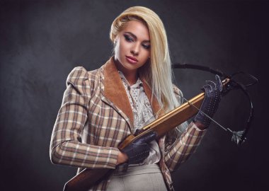 Moda erkek bir yaylı tüfek tutar