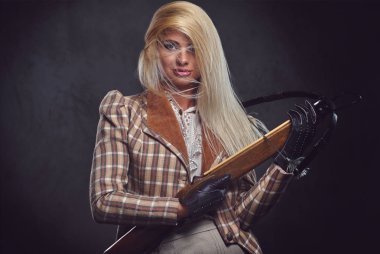 Moda erkek bir yaylı tüfek tutar