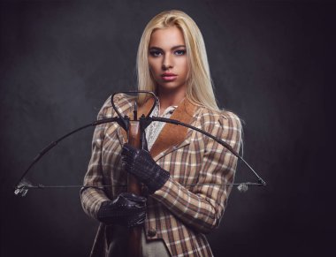 Moda erkek bir yaylı tüfek tutar