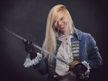 Bir çekici sarışın kadın