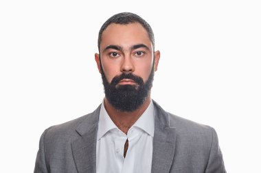 Bir takım elbise giymiş ciddi erkek.