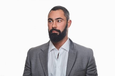 Bir takım elbise giymiş adam