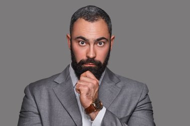 Bir takım elbise giymiş adam