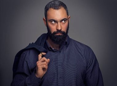 Sakallı erkek portresi stüdyo