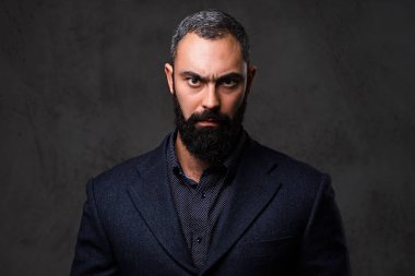 Bir takım elbise giymiş ciddi erkek