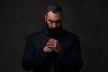 Sakallı erkek bir takım elbise giymiş