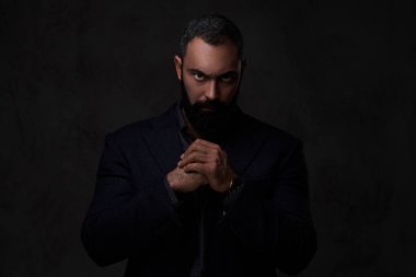 Sakallı erkek bir takım elbise giymiş