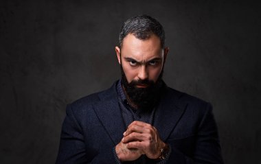 Sakallı erkek portresi stüdyo