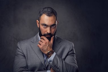 Sakallı erkek bir takım elbise giymiş