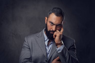 Ciddi, sakallı bir erkek 