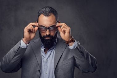 Adam bir takım elbise ve güneş gözlüğü giymiş 