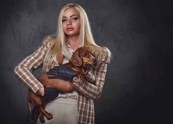 Stylowe blond kobieta posiada psa — Zdjęcie stockowe