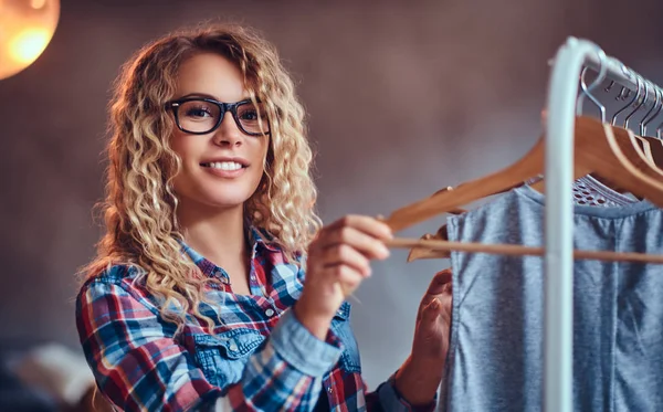 Blond meisje in zwarte bril — Stockfoto