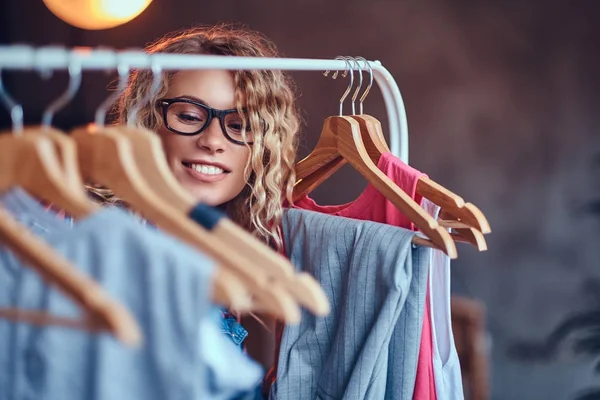 Il primo piano di femmina sceglie vestiti — Foto Stock