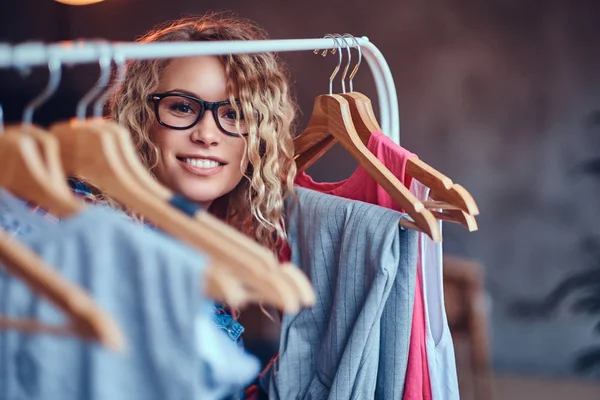 Zavřít až žena vybere oblečení — Stock fotografie