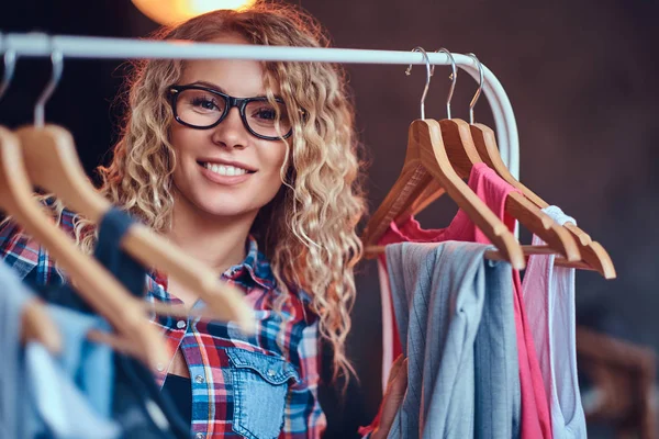 El primer plano femenino escoge la ropa —  Fotos de Stock