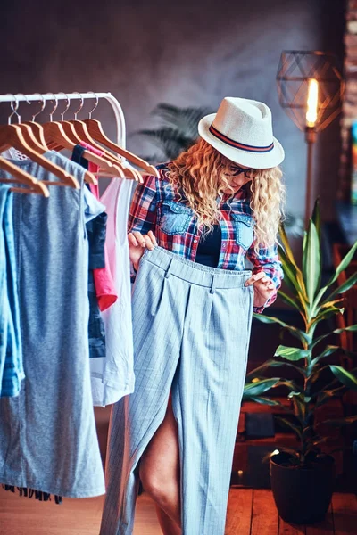 Blonde vrouw in de winkel — Stockfoto