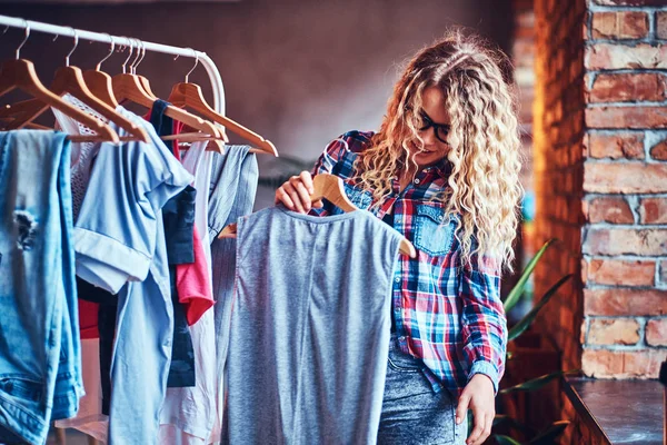 Nő úgy dönt, hogy divatos ruhák — Stock Fotó