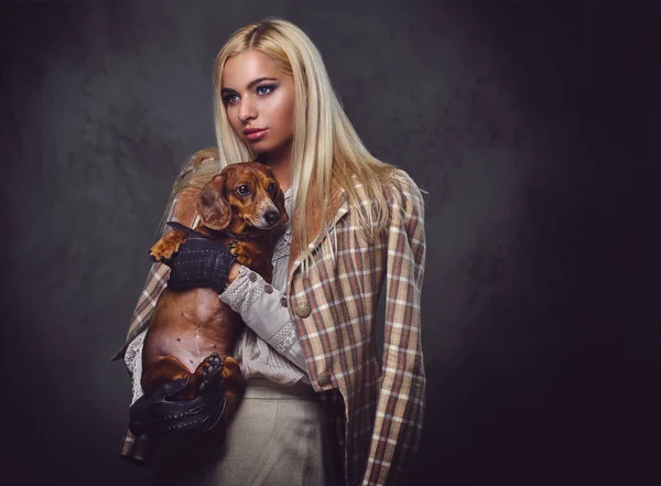 Kobieta blonde posiada psa Borsuk. — Zdjęcie stockowe