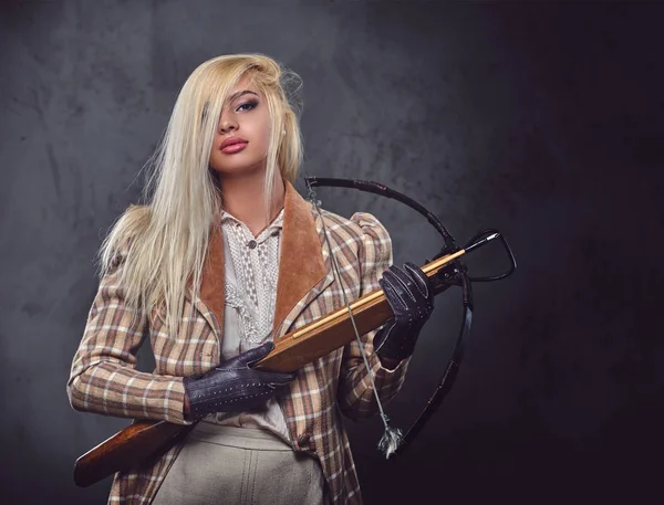 Fashioned female holds a crossbow — Stock Photo, Image