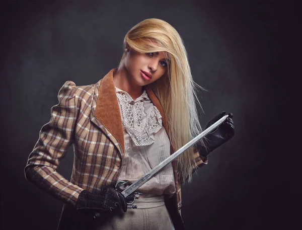 Feminino em roupas medievais segura espada — Fotografia de Stock