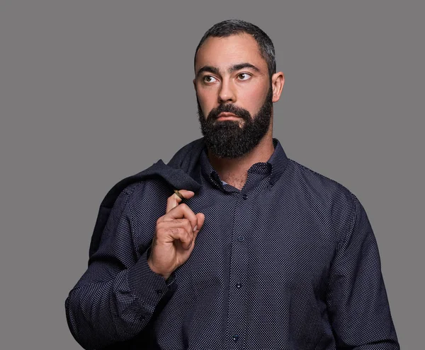 Bir takım elbise giymiş adam