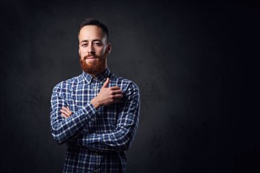 Sakallı hippi erkek çapraz kolları olan