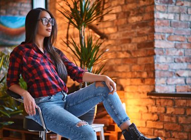 Bir kırmızı Polar gömlek giymiş erkek