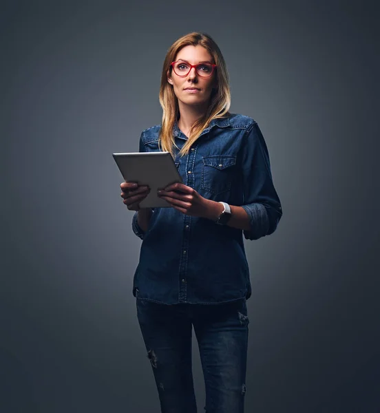 Blond kvinna håller tablet Pc — Stockfoto