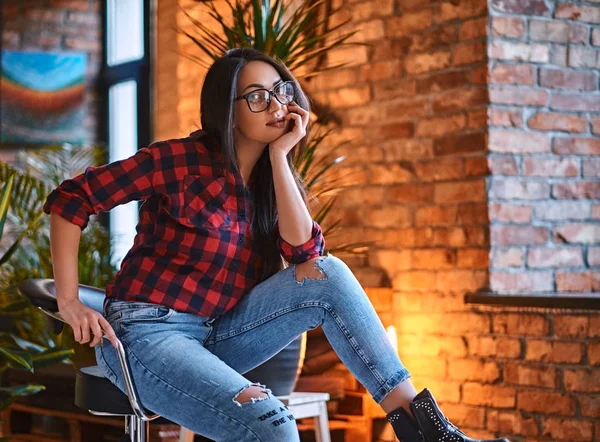 Bir kırmızı Polar gömlek giymiş erkek