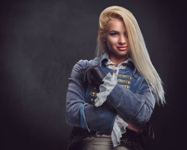 Moda sarışın kadın