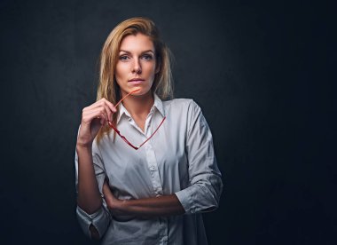 Stüdyo portre sarışın kadın