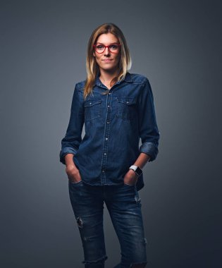 Sarışın erkek kot gömlek giymiş