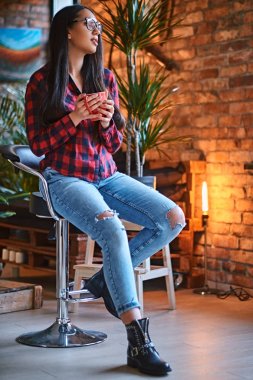 Bir Polar gömlek giymiş erkek