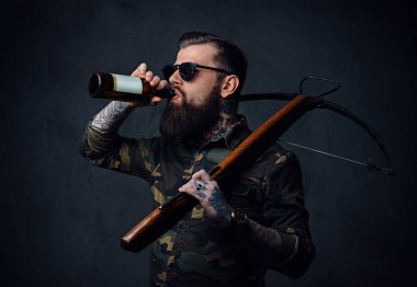 Erkek zanaat bira şişesi tutan