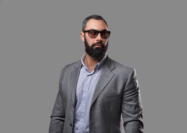 Adam bir takım elbise ve güneş gözlüğü giymiş 