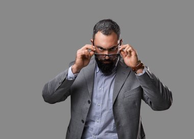 Adam bir takım elbise ve güneş gözlüğü giymiş 