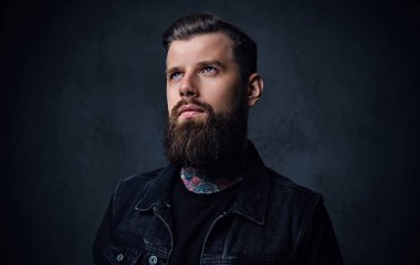 Boynunda dövme olan bir hipster erkek