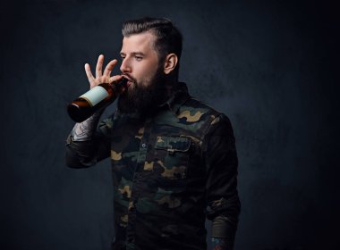 Sakallı hippi zanaat bira içiyor