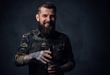 Sakallı hippi zanaat bira içiyor