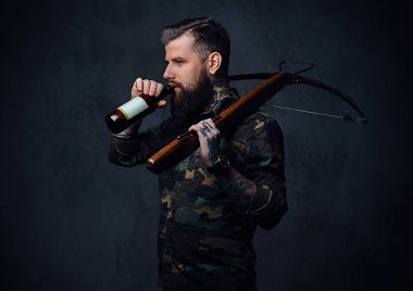 Sakallı erkek askeri bir ceket giymiş 