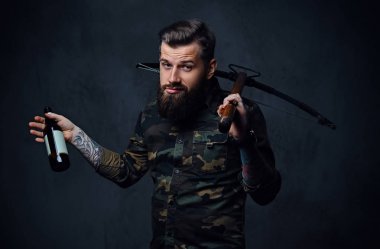 Sakallı erkek askeri bir ceket giymiş 