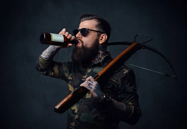 Male holds the craft beer bottle — Stock Photo, Image