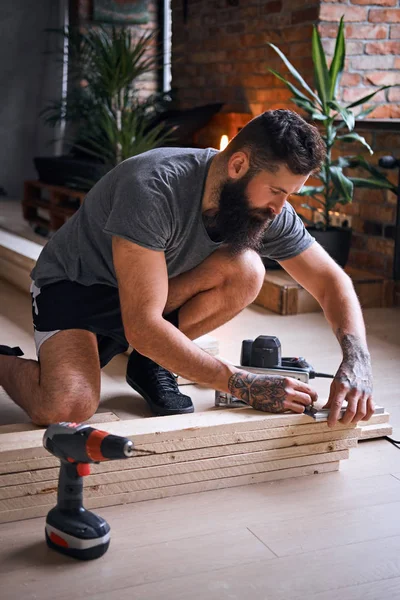 Szakállas tetovált carpenter mérési tanácsok — Stock Fotó