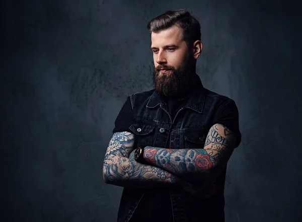 Бородатый хипстер-мужчина с татуировками на руках — стоковое фото