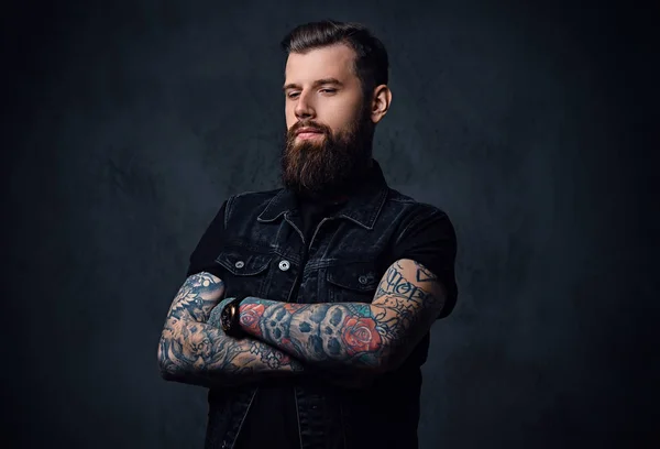 Barba hipster maschio con tatuaggi sulle braccia — Foto Stock