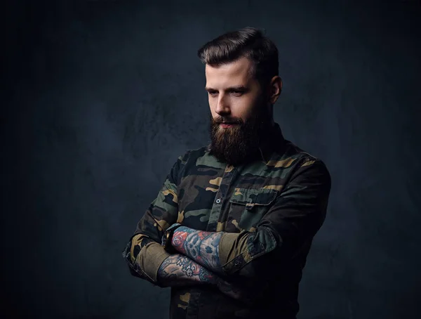 Szakállas férfi tetovált csípő — Stock Fotó